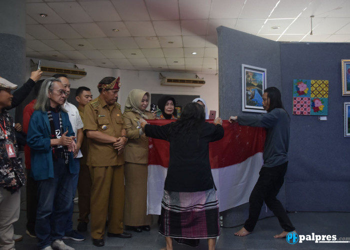 Sekretaris Disbudpar Sumsel, Dr Hj Megawati (4 dari kanan), Kepala UPTD Museum Negeri Sumsel dan Taman Budaya Sriwijaya, H Chandra Amprayadi (5 dari kanan) menerima bendera merah putih untuk di jalankan dan di cuci pada teatrikal pada pembukaan Pameran Seni Rupa.