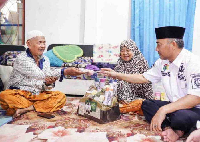 Apriyadi Bantu Pelunasan Biaya Haji Suami-Istri Marbot Masjid di Sekayu