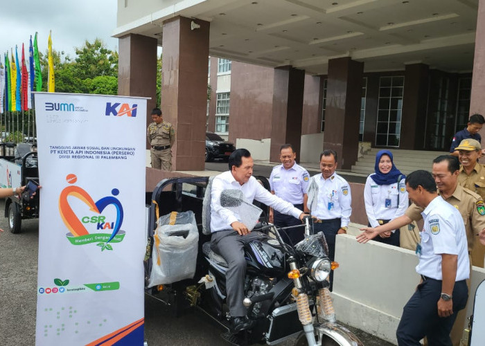 PT KAI Divre III Berikan CSR 5 Unit Motor Angkut Sampah ke Prabumulih