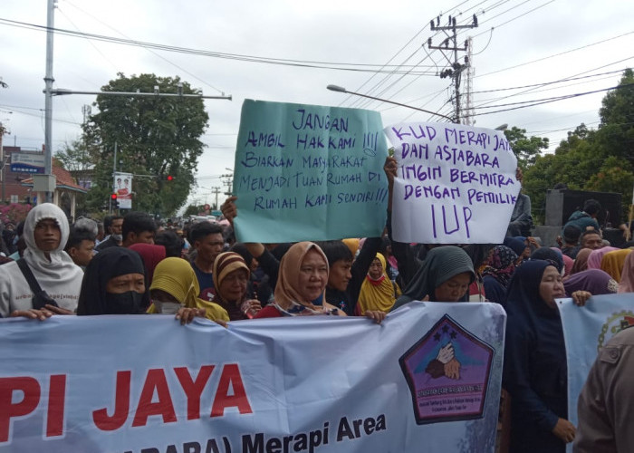 Ratusan Emak-enak di Lahat Demo di Depan Gedung PN Lahat, Minta Legalkan Tambang Rakyat