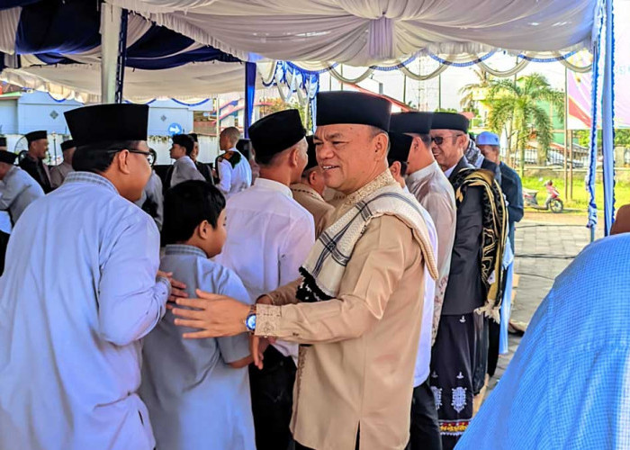 Penuh Khidmat! Bupati Joncik Muhammad Salat Idul Fitri Bersama Ribuan Warga Empat Lawang