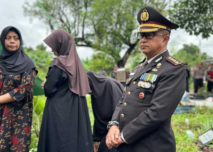 Ditsamapta Polda Sumsel Jadi Inspektur Upacara Pemakaman Almarhum Bripka Yana Hadiyana di TPU Kamboja