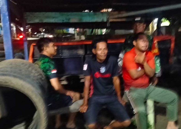 Bukti Kemanunggalan TNI-Rakyat: Babinsa dan Linmas Bersinergi Amankan Desa Lawang Agung
