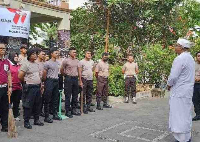 Personel Polda Sumsel Datangi Pura Agung Sriwijaya Palembang, Ada Apa Ya?