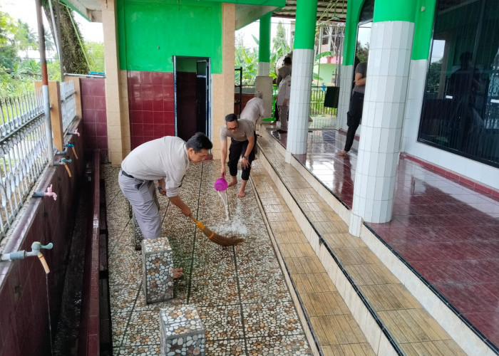 Personel Polres Lubuk Linggau Bersihkan Masjid Nurul Falah, Wujud Nyata Program BELIDA