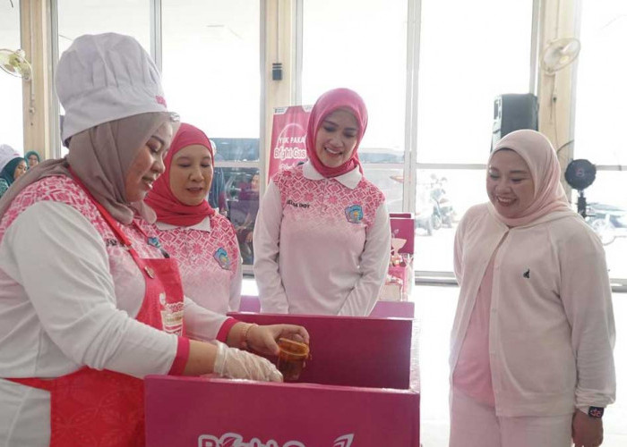Ketua BKOW Sumsel Lidyawati Cik Ujang Beri Semangat Langsung ke Peserta Lomba Masak