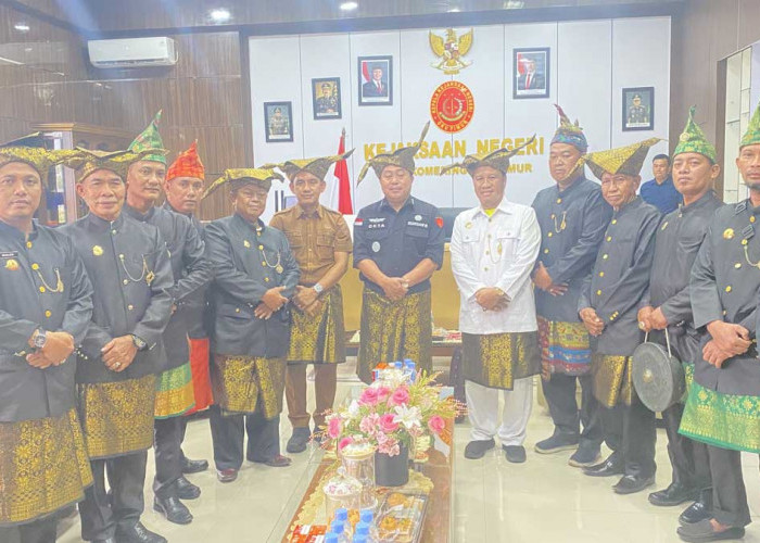 Resmi Pakai Kepodang Komering, Kajari OKU Timur Diberi Mandat Adat: Babat Habis Korupsi!