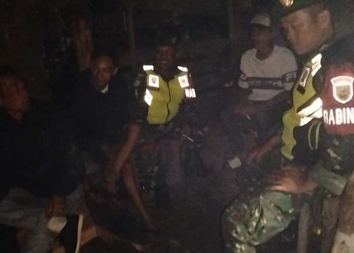 Keliling Gang Kampung Tengah Malam, 2 Babinsa Koramil Jarai dan Linmas Bandar Aji Lakukan Aksi Kompak Ini