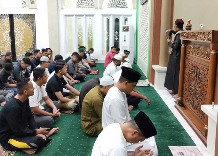 PJU Polda Sumsel Dengarkan Tausiyah Ustaz Yurzan LC di Masjid Al-Aman Komplek Pakri