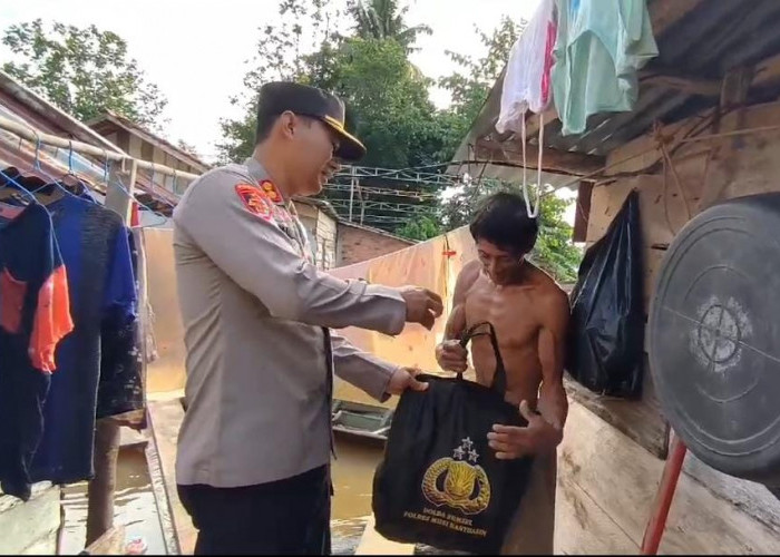 Ringankan Beban Warga Terdampak Banjir, Kapolres Muba Bagikan 200 Paket Sembako di 3 Kecamatan