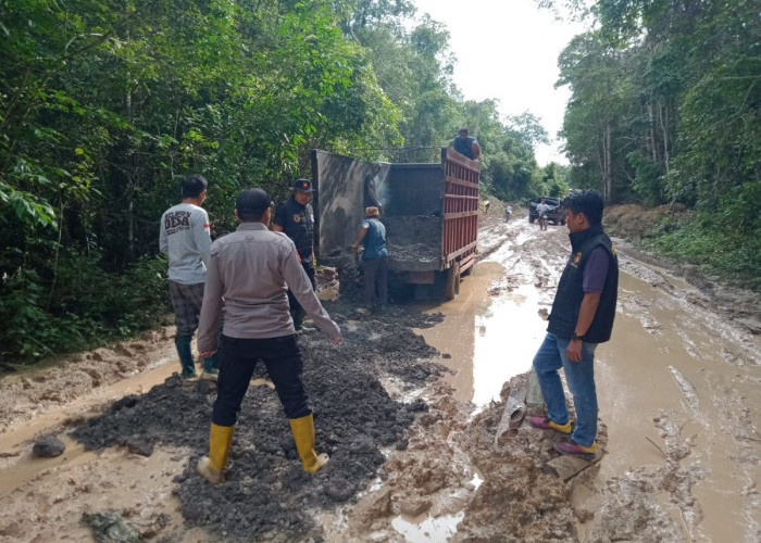 Perbaikan Jalan dengan Bongkaran Aspal Tol, Polisi dan Warga Gotong Royong