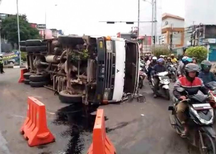 Truk Fuso Terbalik di Simpang Patal, Picu Kemacetan Panjang
