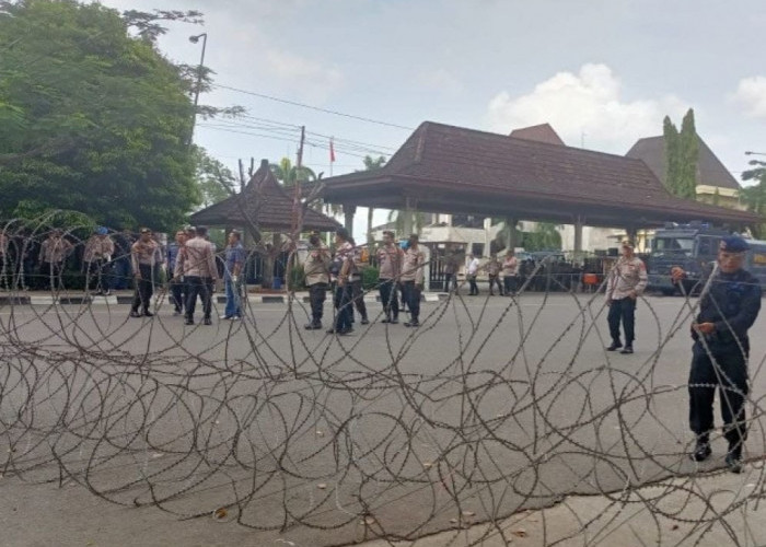  Ratusan Personel Gabungan Amankan Aksi Demo di DPRD Sumsel