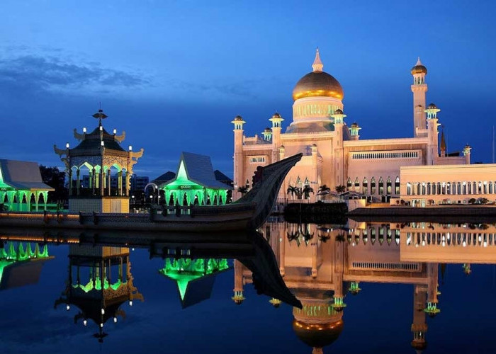 Masjid Ini Miliki Kubah Emas yang Sangat Memukau, Jadi Landmark Negeri Sultan Bolkiah