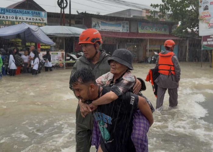 Evakuasi Warga Terdampak Banjir, 5 Tim SAR Brimob Polda Sumbar Diterjunkan ke Sejumlah Titik Parah di Padang