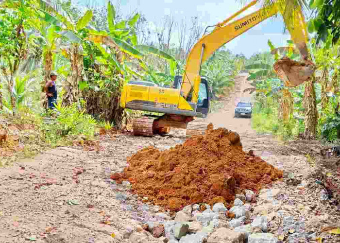 Antisipasi Terisolir, Warga 5 Desa di OKU Kompak Swadaya Perbaiki Jalan Rusak