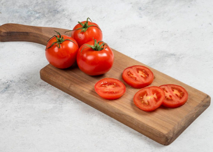 Wajah Terlihat Cantik Badan Pun Tampak Sehat! Inilah 5 Manfaat Tomat yang Jarang Diketahui