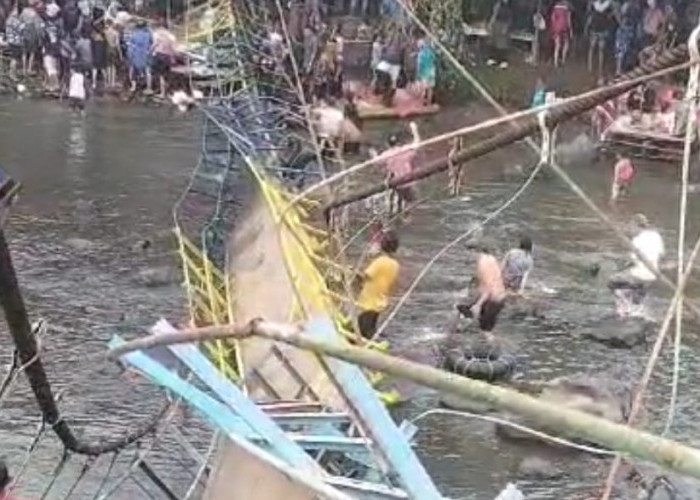 Jembatan Gantung Sungai Malus Lubuk Linggau Putus, Puluhan Wisatawan Lokal Jatuh Ke Sungai