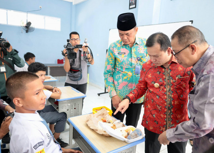 Pemprov Sumsel Tinjau Langsung Program Makan Bergizi Presiden Prabowo di SMK  Negeri 2 Palembang