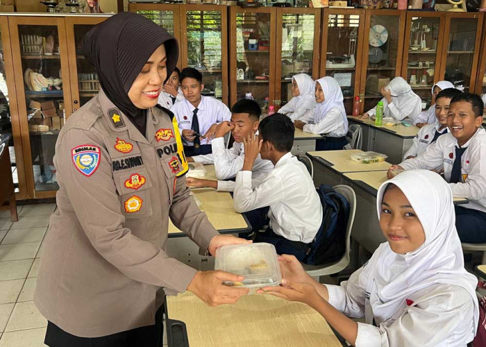 Dukung Program Asta Cita, Polda Sumsel Bagikan Makan Bergizi Gratis di SMP Negeri 19 Palembang