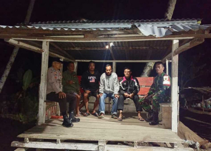 Waspada Kejahatan Malam: Babinsa dan Bhabinkamtibmas Tanjung Sakti Perketat Penjagaan di Titik Rawan
