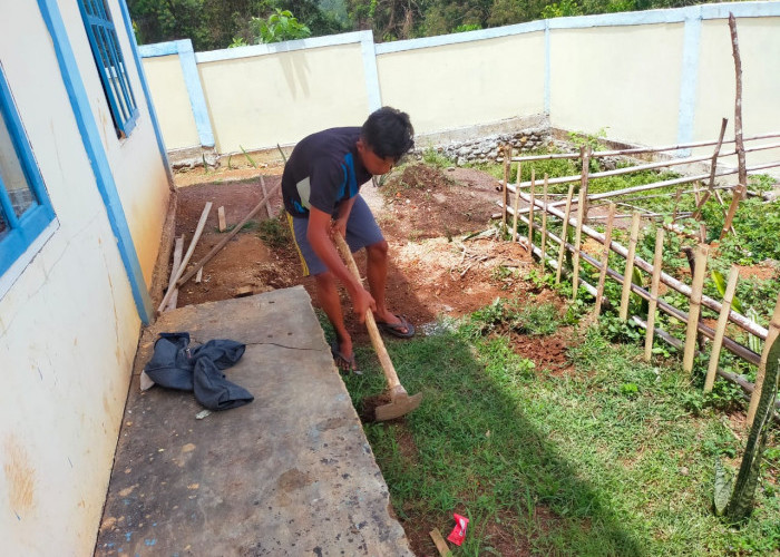 Warga Desa Pagarbatu Inisiatif Bersihkan Rumput Halaman di TK/PAUD
