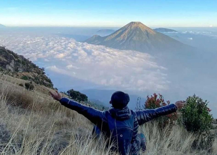 Salah Satu Gunung Tertinggi di Jawa Tengah Ini Dikenal Sebagai Pusat Spiritual, Ada Banyak Bangunan Suci 