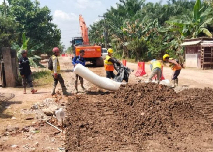 Komitmen Sosial Perbaikan Jalan dari PT HKI Bikin Warga Muba Sumringah