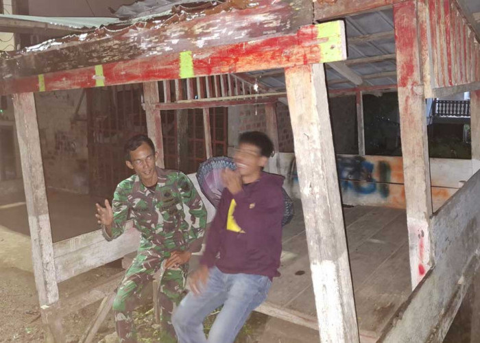 Tembus Guyuran Hujan Tengah Malam, Anggota Babinsa Koramil Tanjung Sakti Mendadak Datangi Pos Satkamling Warga