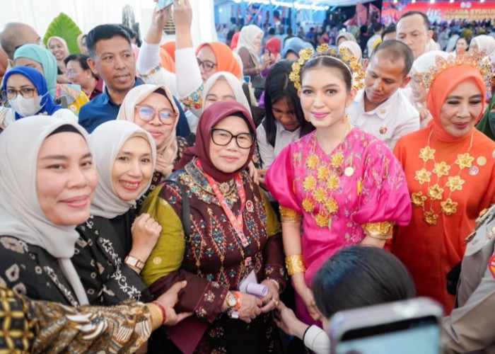 Datang di HUT ke-46 Dekranas, Hj Patimah Toha Kenalkan Gambo di Depan Istri Wapres