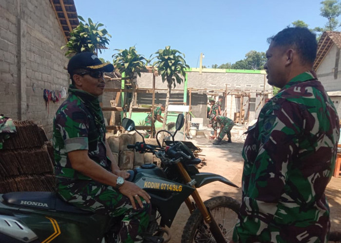 Semangat Gotong Royong! Kasdim 0714/Salatiga Turun Langsung Cek Pembangunan Rumah Pak Fajar Arifin
