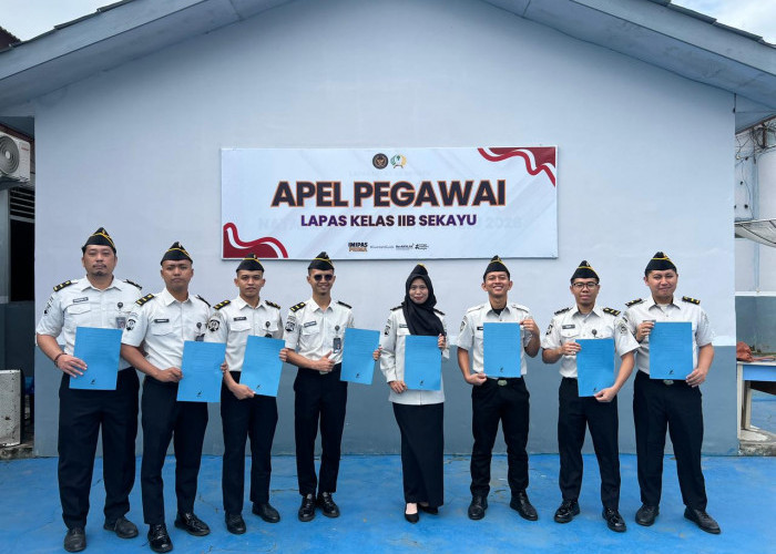 8 Pegawai Lapas Sekayu Terima Kenaikan Pangkat Melalui Program Penyetaraan Ijazah
