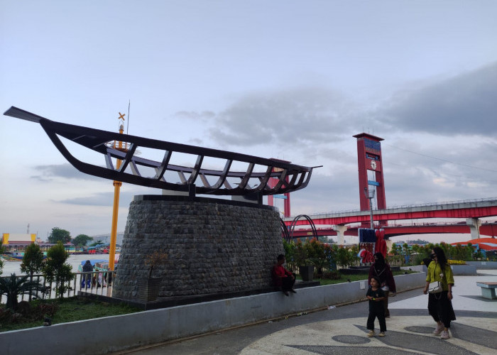 Indahnya Jembatan Ampera Dari Taman Plaza 16 Ilir