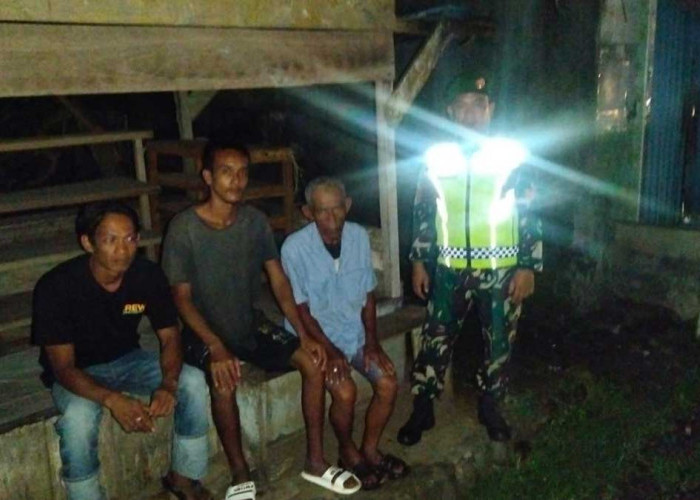 Jaga Lelap Tidur Warga, Babinsa Tebing Tinggi dan Petugas Ronda Kompak Patroli Masuk Gang Sempit