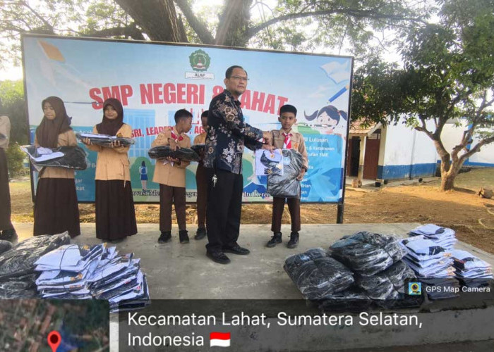 Wujud Nyata Kepedulian Pemkab Lahat: 144 Siswa Kelas 7 SMPN 8 Lahat Terima Bantuan Seragam Putih Biru Gratis