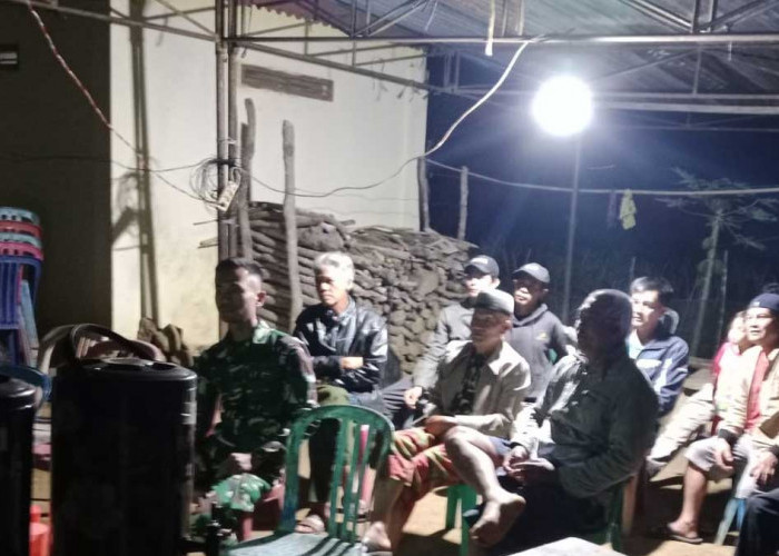 Aksi Nyata Babinsa Koramil Dempo Selatan Gelar Nobar dan Patroli Bersama Warga Pagaralam