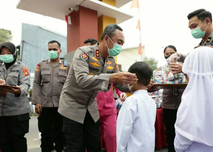 Mitigasi Dampak Asap Karhutla: Kapolda Sumsel Irjen Pol Sandi Nugroho Pimpin Pembagian Ribuan Masker Serentak