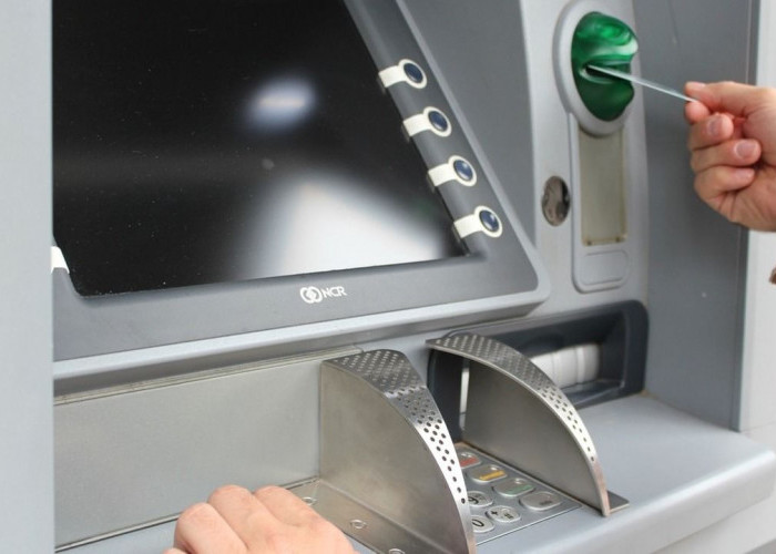 Jangan Panik Jika Kartu ATM Tertelan, Ini 5 Cara Mengeluarkan dengan Mudah