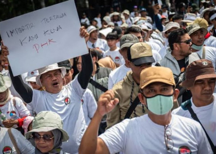 NGERI! Kenaikan UMP 2025 Bisa Picu Gelombang PHK, Ini Penyebabnya