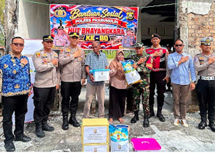 Air Mata Kakek 76 Tahun di Desa Karangan Pecah Saat Didatangi Rombongan Besar Polres Prabumulih