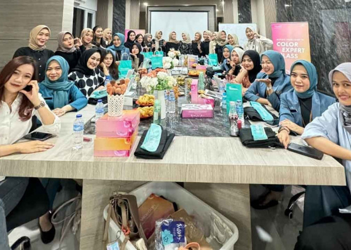 Wardah dan Daviena Berkolaborasi Gelar Beauty Class, Ajarkan Teknik Make Up ke Karyawan