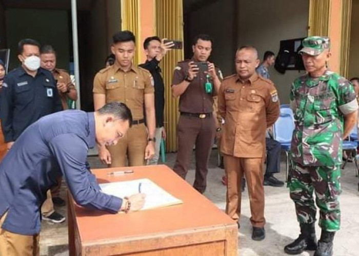 Staf Ahli Pemkot Lubuklinggau Hadiri Pemusnahan Surat Suara Rusak dan Lebih di Gudang Logistik KPU