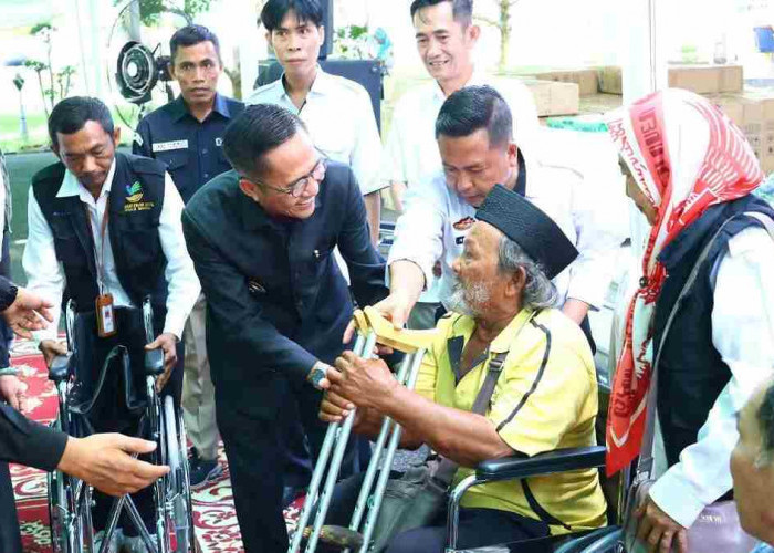 Berbagi Kebahagiaan di HUT Palembang Bersama Penyandang Disabilitas, Ratu Dewa Bagian 150 Alat Bantu 