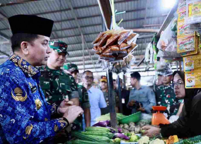 Sidak Pasar, Agus Fatoni Cek Harga Sembako Jelang Ramadhan