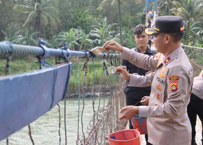 Akses Utama Lumpuh Akibat Lantai Jembatan Rapuh, Polres Lahat dan Warga Kompak Lakukan Perbaikan Swadaya