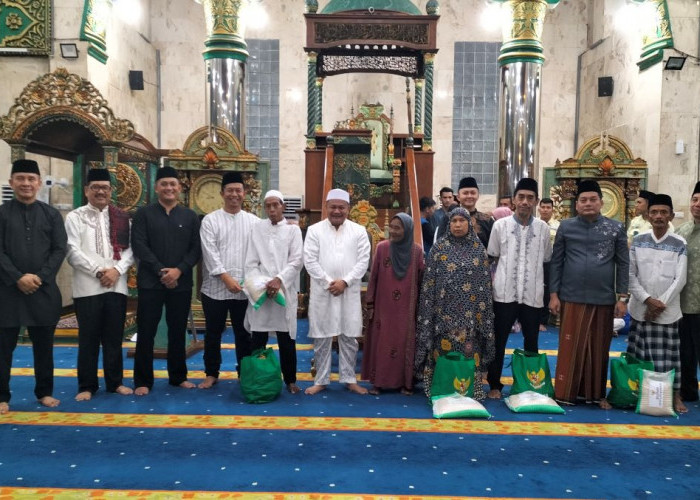 BAZNAS Lubuklinggau Salurkan 680 Paket Sembako Bagi Fakir Miskin dan Marbot Masjid
