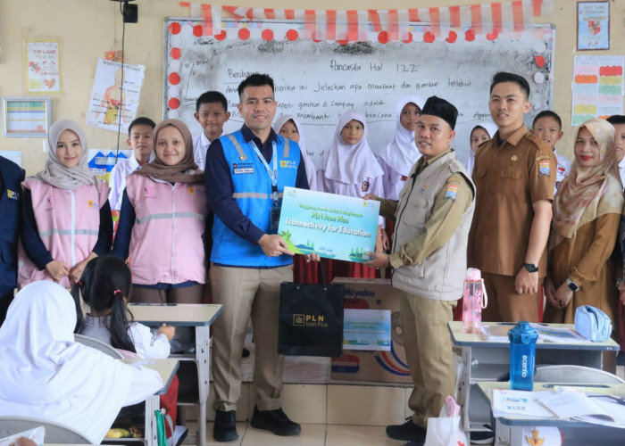 PLN Icon Plus Salurkan Bantuan Sarana Sekolah ke SD Negeri 175 Palembang Dukung SDGs 9