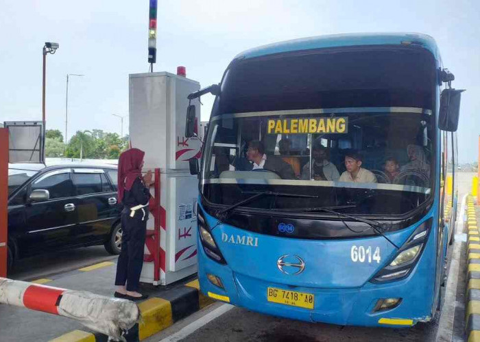 H-1 Lebaran 2024, Lonjakan Trafik Kendaraan Masih Terjadi di Jalan Tol Trans Sumatera