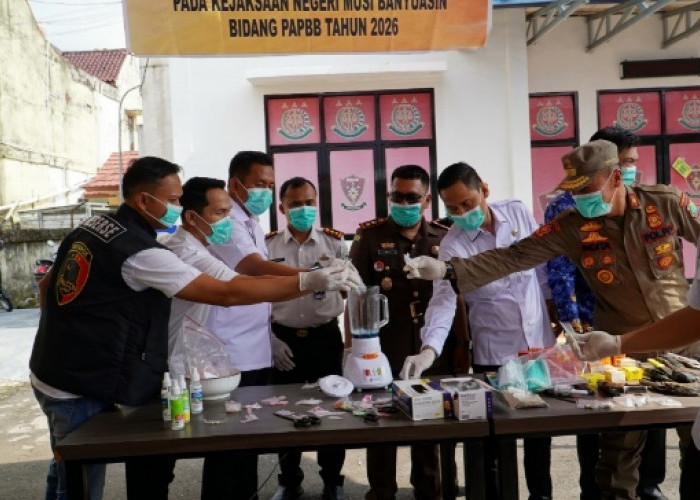 Kejari Muba Musnahkan Barang Bukti 93 Perkara Inkracht, Ada yang Diblender Hingga Dibakar
