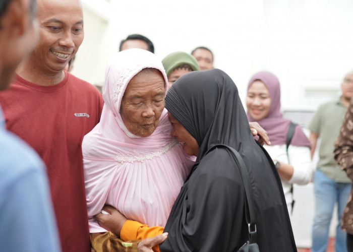 Momen Haru, 2 Bupati Lintas Provinsi Pertemukan Ibu dan Anak Telah Berpisah 45 Tahun Lamanya